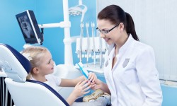 Moderne Kariestherapie: Was tun, wenn ein Loch im Zahn droht?